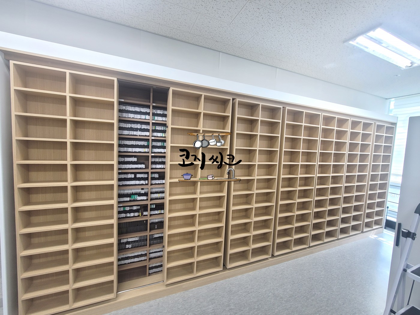 사무실 슬라이딩 레일 이중 수납장 시공 이미지 1